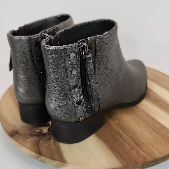 Vince Camuto Catile Pewter Gunmetal Leather Side Zip Ankle Booties Size 8 M - Picture 4 of 13